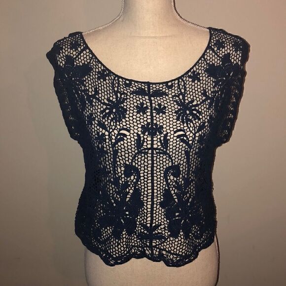 Abercrombie & Fitch Tops - Abercrombie & Fitch lace navy crop top size XS/S